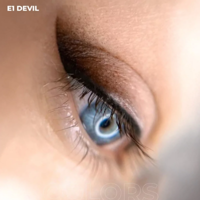 Close up de olho azul com sombra castanha escura e texto E1 DEVIL