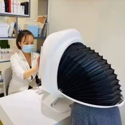 Dispositivo preto e branco em forma de cone usado numa avaliação facial