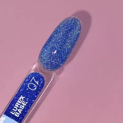 Verniz azul com glitter em amostra sobre fundo rosa