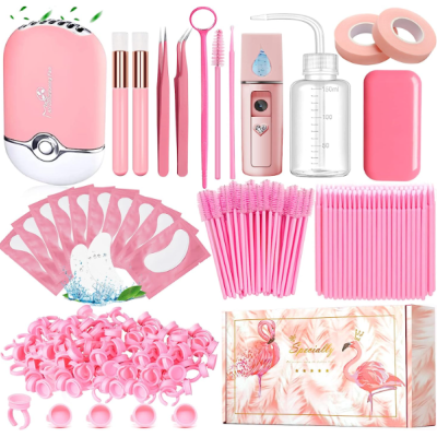 Kit de ferramentas de beleza em rosa com acessórios variados e caixa decorativa com flamingos