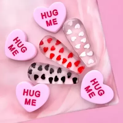 Grampos transparentes com corações e corações rosas com texto 'HUG ME'