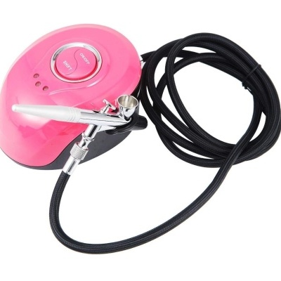 Compressores de ar rosa brilhante com pincel de metal prateado e tubo preto