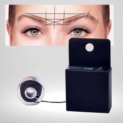 Dispensador preto de linha para sobrancelhas com modelo e medição na testa