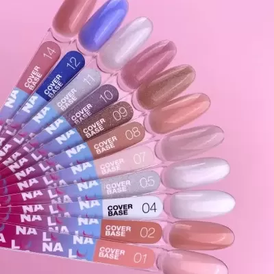 Amostras de verniz de unhas em várias cores em cartela sobre fundo cor de rosa.