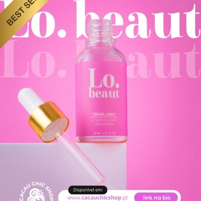 Frasco de sérum labial rosa com conta-gotas em fundo rosa