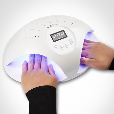 Secador de unhas SUN branco com luz UV e painel digital com mãos dentro