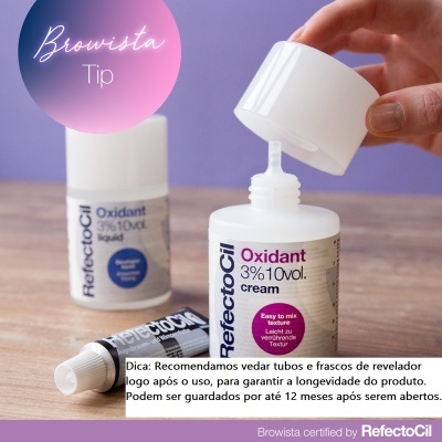 Produtos RefectoCil Oxidant em superfície de madeira com fundo roxo.