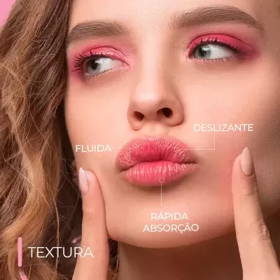 Mulher com maquilhagem rosa e texto sobre textura do batom