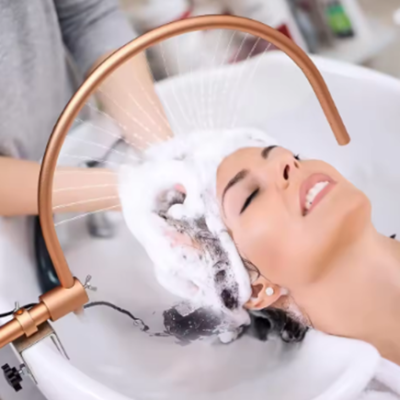 Torneira de cabelo em bronze e pia branca para lavagem de cabelo