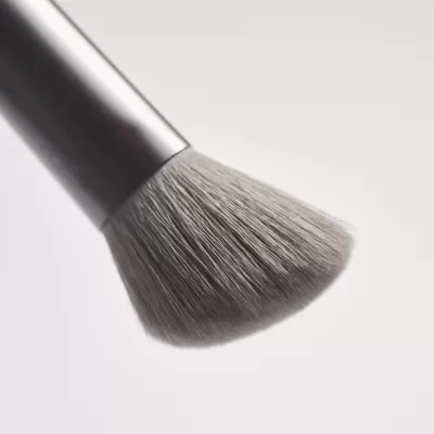 Pincel de maquilhagem com cerdas cinzentas