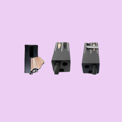 Três apontadores de lápis pretos com apontamento de madeira visível, fundo lilás.