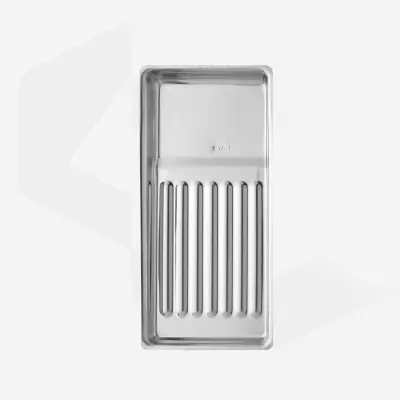 Tabuleiro rectangular metálico prateado com ranhuras e gravação 31x17