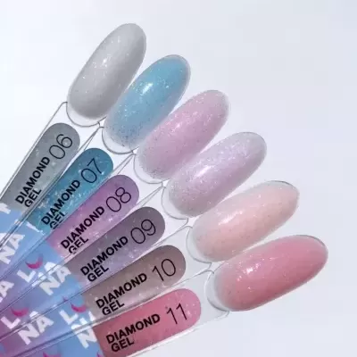 Mostruário de vernizes gel DIAMOND GEL em cinco cores brilhantes, branco, azul, lilás, rosa claro e rosa escuro.