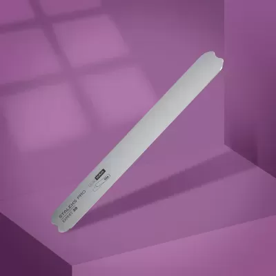 Lima de unhas metálica STALEKS PRO EXPERT 20 sobre fundo roxo
