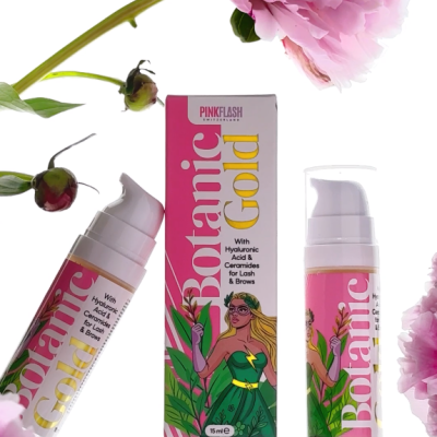 Produto cosmético Botanic Gold com embalagem e frascos doseadores cercados por flores cor-de-rosa