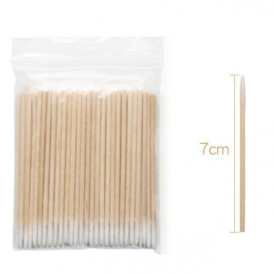 Cotonetes com haste de madeira e ponta branca em embalagem transparente