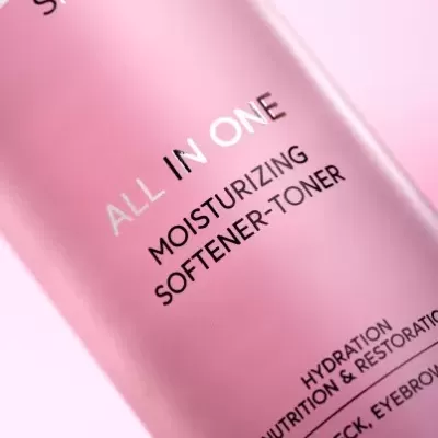 Embalagem rosa metálica de produto cosmético com texto informativo