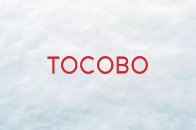 Texto vermelho TOCOBO sobre fundo branco com textura irregular