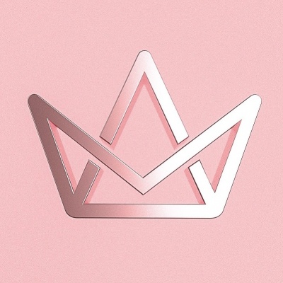 Logotipo metálico em forma de coroa sobre fundo cor-de-rosa