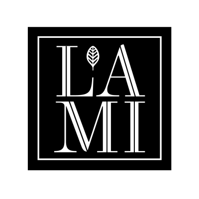 Logótipo preto e branco com letras LAMI e uma folha