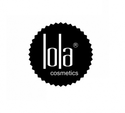 Logótipo Lola Cosmetics em círculo preto com texto branco