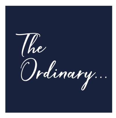 Fundo azul escuro com texto branco 'The Ordinary...' em letra cursiva