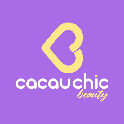 Logótipo amarelo em forma de coração com texto 'cacauchic beauty' em fundo roxo