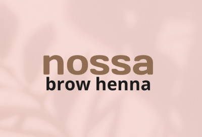 Texto 'nossa brow henna' sobre fundo rosa claro com sombra de folhas