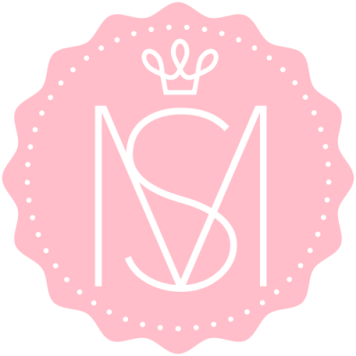 Logótipo rosa com coroa e letras pretas entrelaçadas