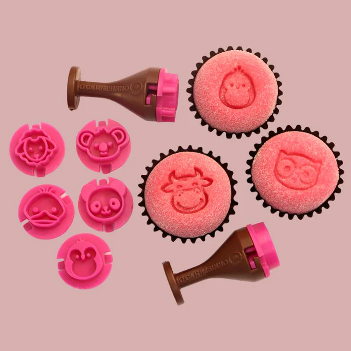 Carimbos para brigadeiros - Bichinhos 2 Moldes e carimbos para bolos em plástico castanho e rosa com bolos decorados cor-de-rosa