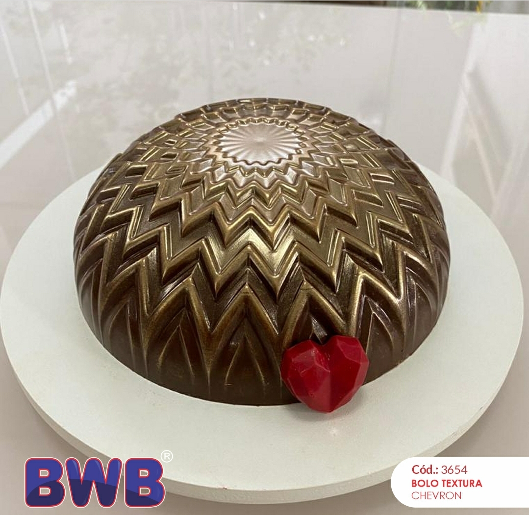 Bolo texturizado castanho com padrão Chevron e pequeno coração vermelho ao lado