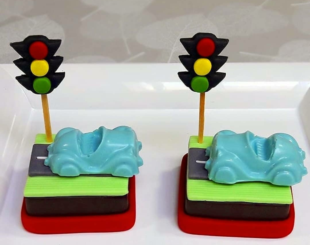 Suportes decorativos com carros azuis e semáforos coloridos