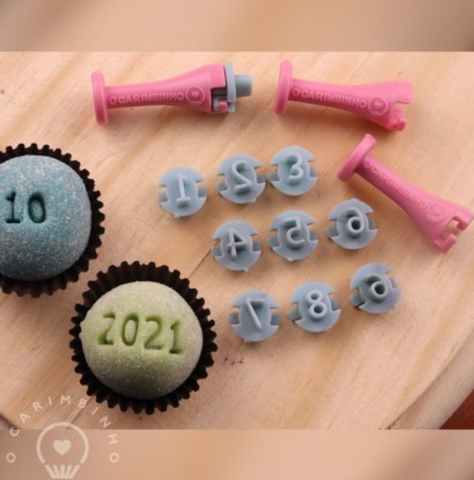 CARIMBOS PARA BRIGADEIROS - NÚMEROS Moldes de silicone para decoração de bolos com letras e números em cores rosa e azul claro
