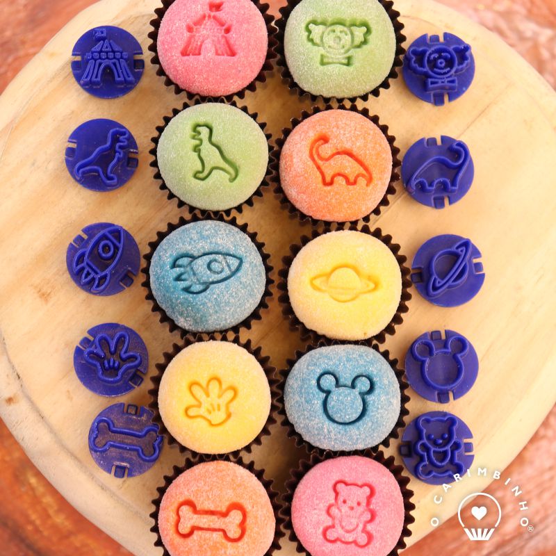 CARIMBOS PARA BRIGADEIROS - FESTA INFANTIL 1 Bolos pequenos coloridos com desenhos em relevo em tábua de madeira