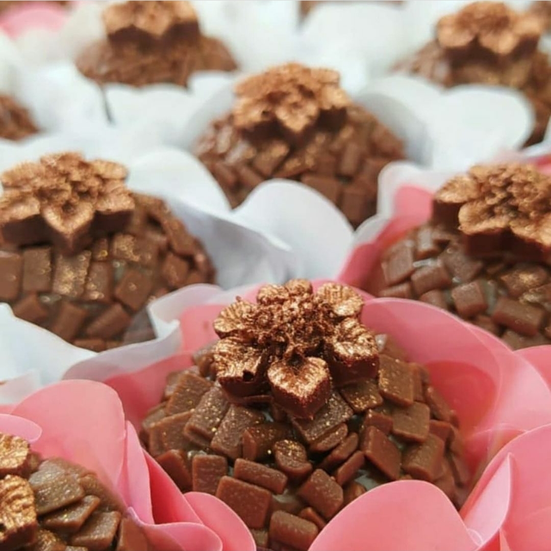 Doces de chocolate com cubos em forminhas rosa e branca