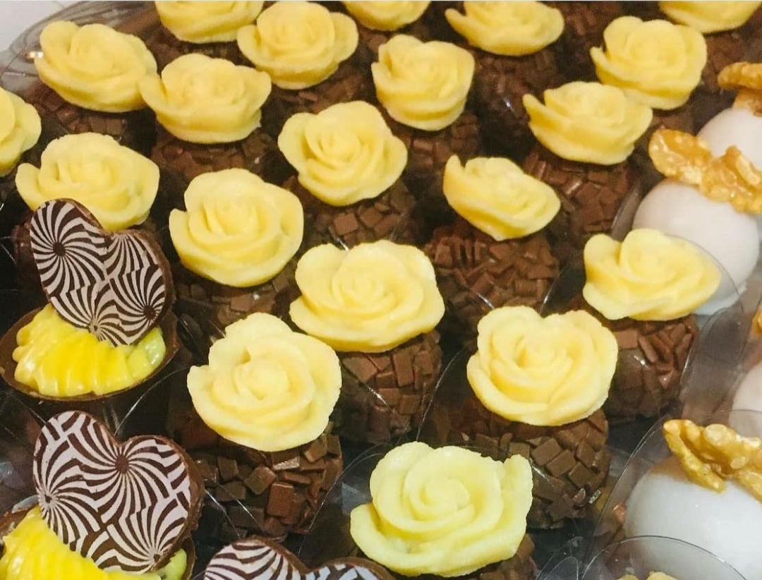 322 Molde de Silicone Rosinha Doubleday Doces variados com flores amarelas, chocolate e nozes em bandeja