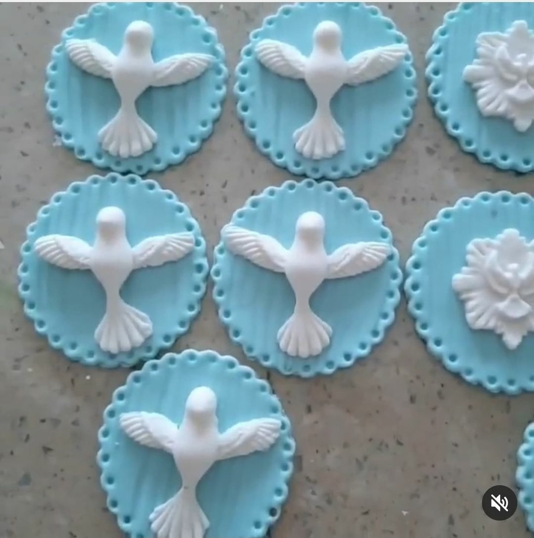 Aplicações decorativas azuis com pombas brancas em relevo