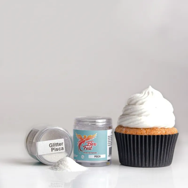 Cupcake com cobertura branca ao lado de dois frascos de glitter etiquetados 'Glitter Písca' e 'Písca'