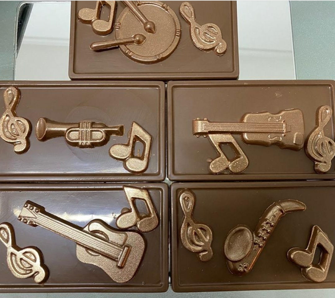 Blocos de chocolate com decorações douradas de instrumentos musicais