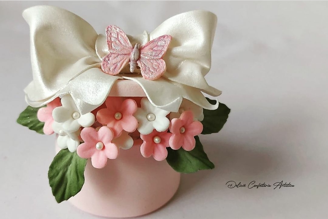 Vaso com flores artificiais, laço branco e borboleta rosa