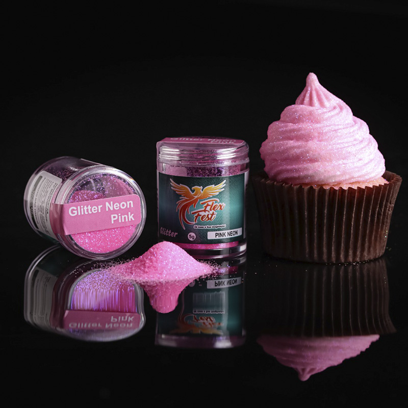 Dois frascos de glitter rosa e cupcake com cobertura rosa brilhante