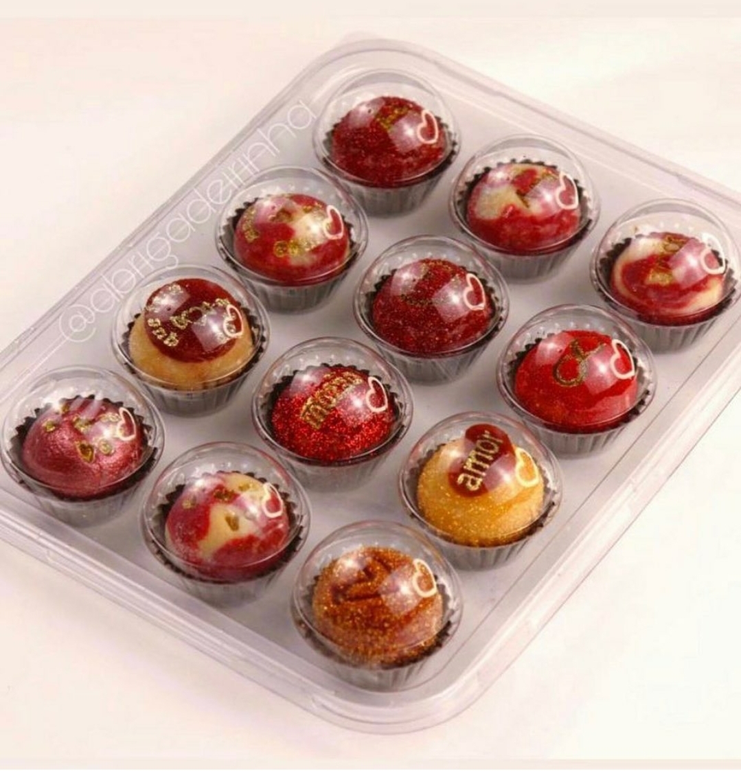 Embalagem com 15 doces coloridos em forminhas pretas