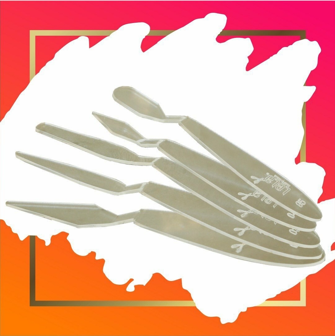 Conjunto de espátulas metálicas de vários tamanhos sobre fundo colorido