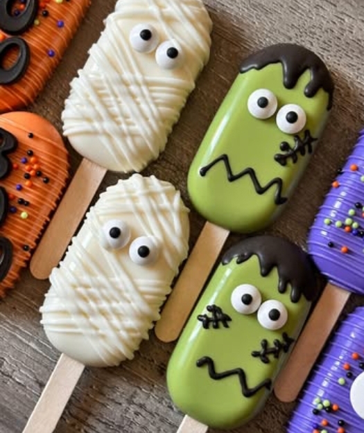 Gelados decorados como múmias e Frankenstein com olhos grandes em pauzinhos.