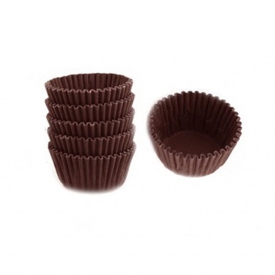 Formas de papel para cupcakes castanho escuro empilhadas e uma aberta