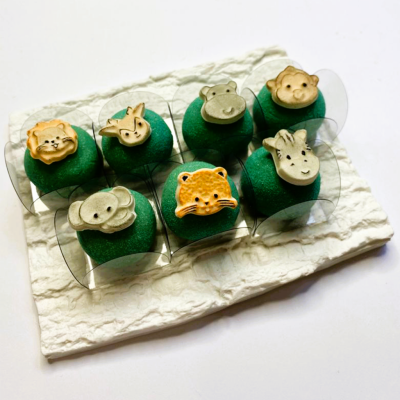 Doces verdes com figuras de animais em base branca texturizada