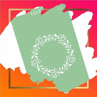 Cartões verdes com coroas de folhas brancas e texto 'LOLA 2.5' sobre fundo colorido