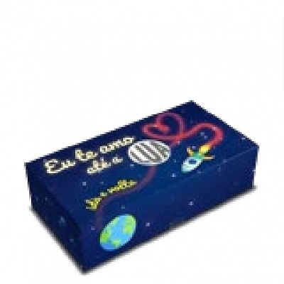 Caixa azul ilustrada com planetas, foguete e texto em português.