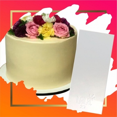 bolo redondo creme branco com flores frescas e cartão branco Lelâ 29
