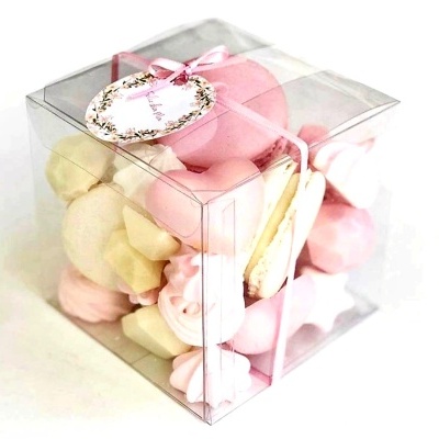 Caixa transparente com doces rosas e creme